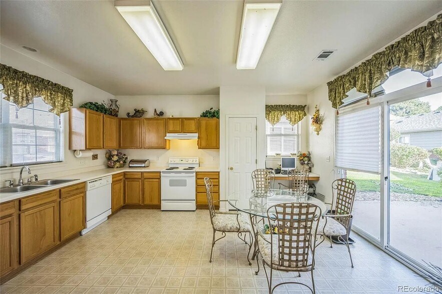 Building Photo - 3209 E 102nd Pl