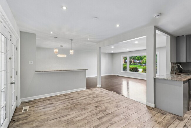 Building Photo - 840 W Arquilla Dr
