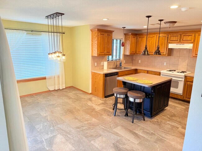 Building Photo - 700 Eastview Dr