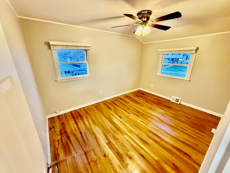 Bedroom 2 - 256 S Dillwyn Rd