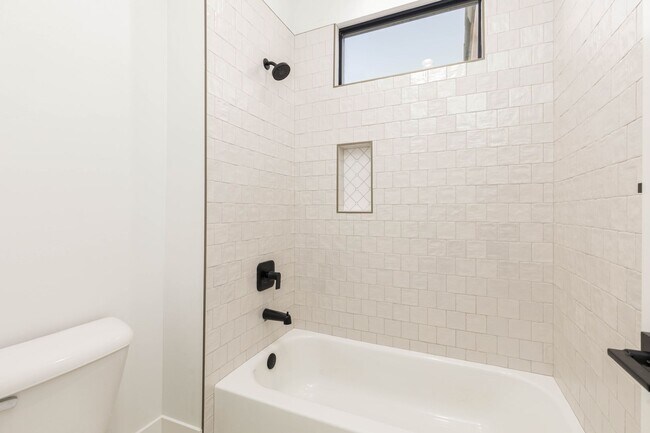 Building Photo - 6 bedroom with RV Garage and Hot Tub