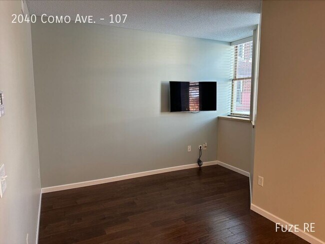 Building Photo - 2040 Como Ave