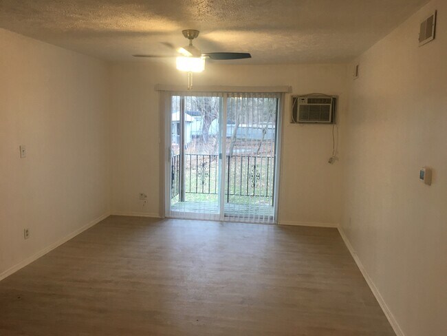 Building Photo - Willow Tree Apartments