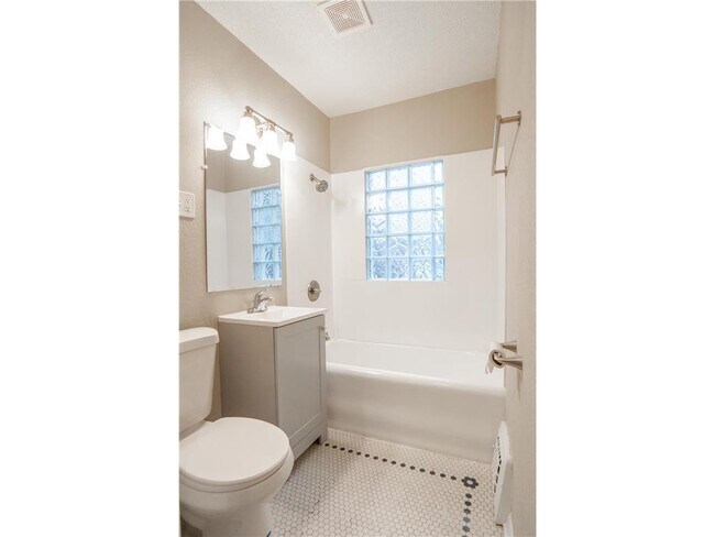 Building Photo - 3547 N Girard Ave