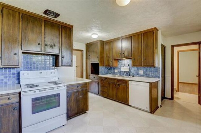 Building Photo - 3 Bedroom 1.5 Bath Single Family Home in H...