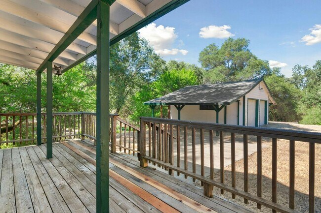 Building Photo - 5561 Thompson Hill Rd