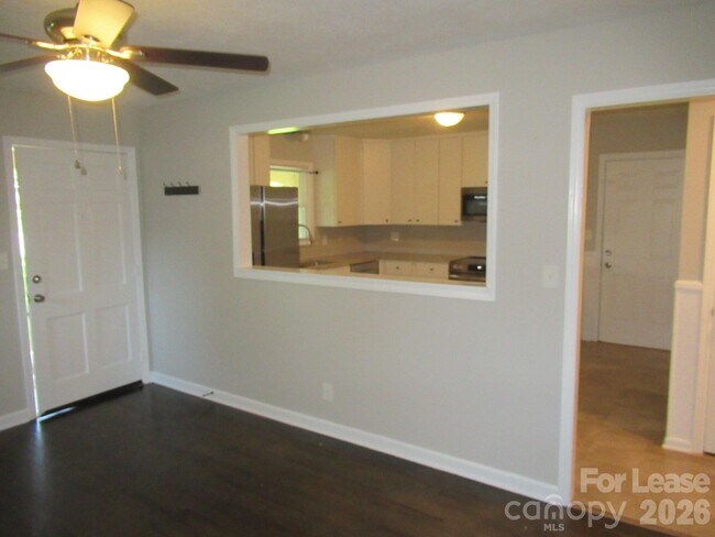 Building Photo - 208 Crescent Ct