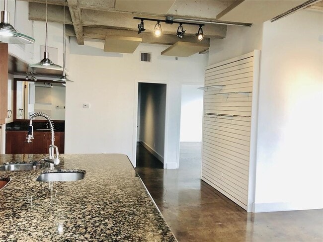 Building Photo - 2016 Main St