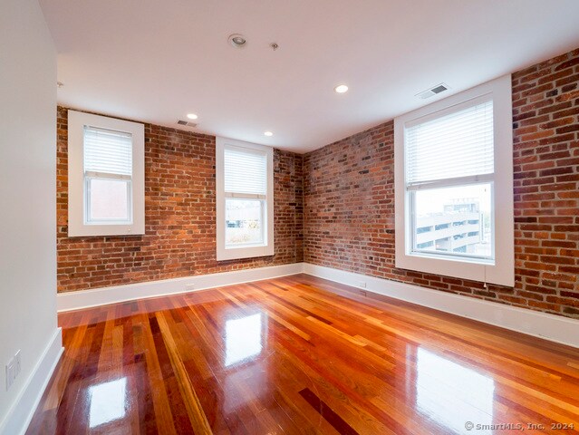 Building Photo - 116 Crown St