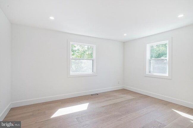 Building Photo - 316 Farmdale Rd