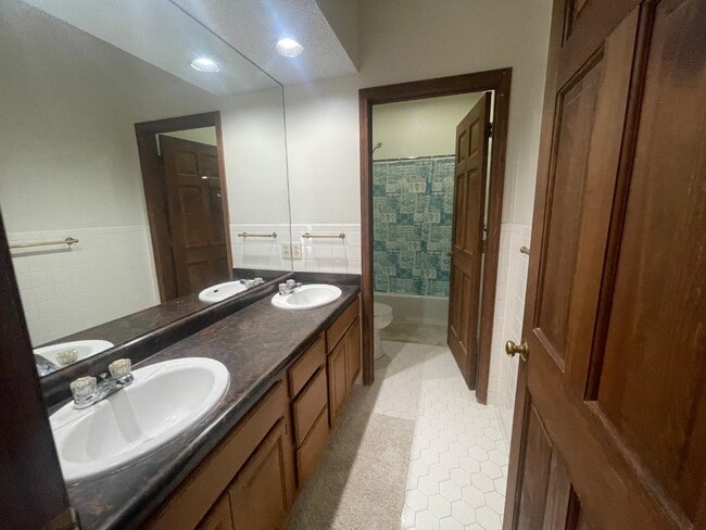 Building Photo - 4611 Woodlawn Dr