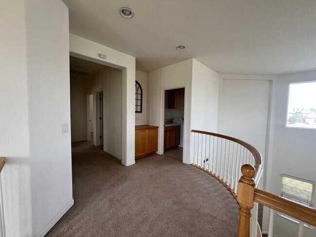 Building Photo - Luxury LAKEFRONT property!!!