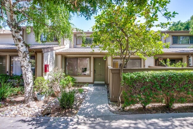 Building Photo - Beautifully Remodeled 3BR 2.5BA Townhouse in Great Community in Mountain View