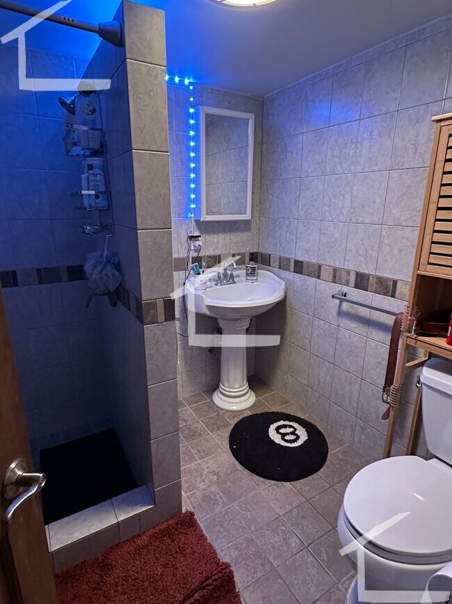 Building Photo - Great 4 Bed Available Sept 1 (minutes form the Green Line)