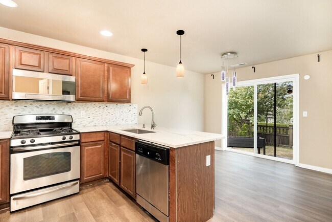 Building Photo - 3 Bed 2.5 bath Home available in desirable...