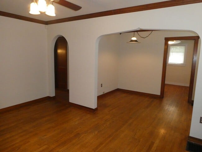 Building Photo - Charming Home Downtown