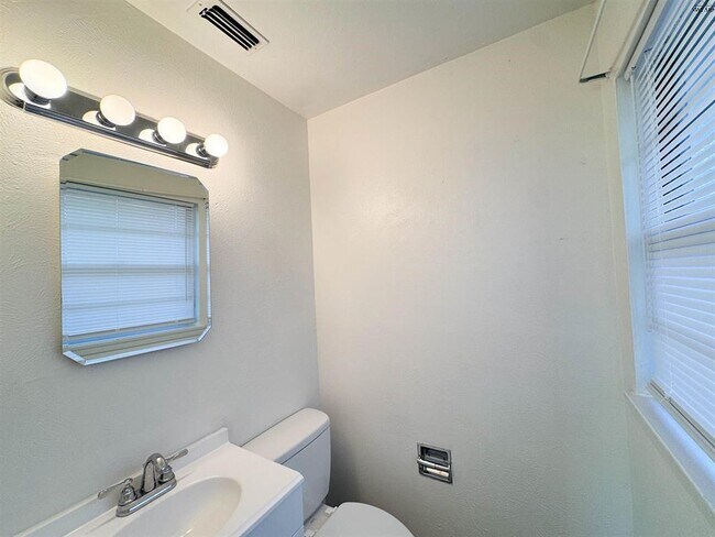 Building Photo - 1504 Red Fox Rd
