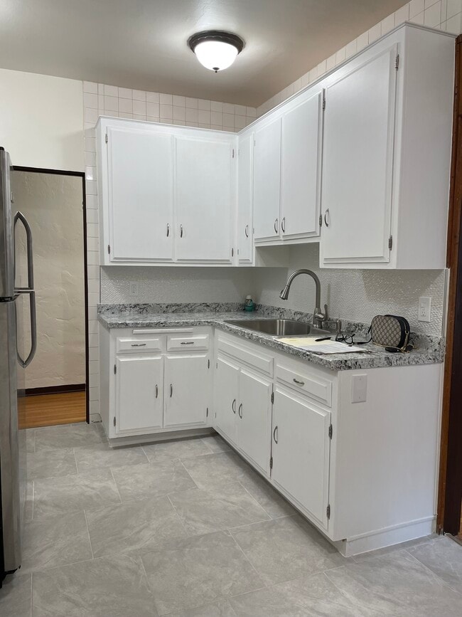 Kitchen - 619 E Chevy Chase Dr