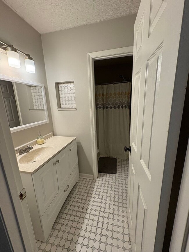 Building Photo - Lovely 2 bedroom 1.5 Bath