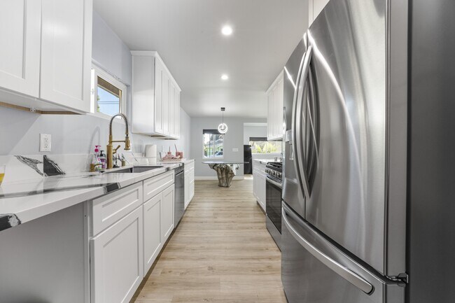 Building Photo - 341 E 91st St