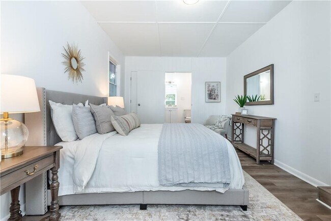 Building Photo - 1847 Elmwood Dr