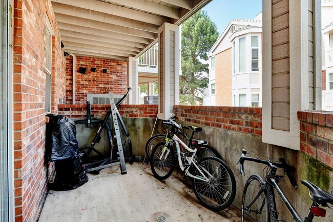 Building Photo - Beautiful luxury townhome style condominiu...