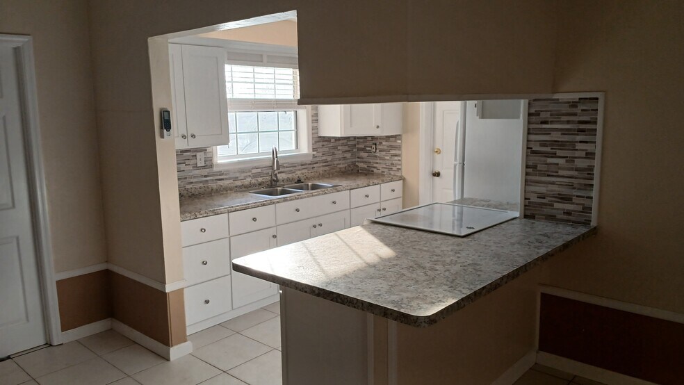 Kitchen with sitting counter - 2286 Sherwood Dr