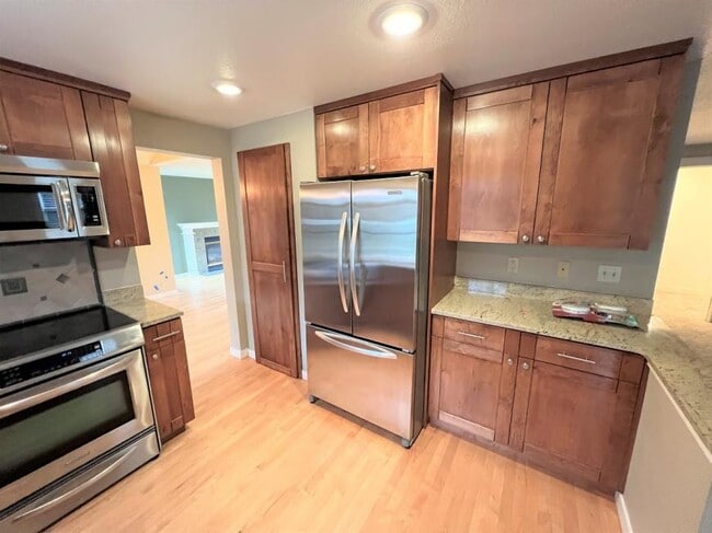 Building Photo - 3 bedroom in Kirkland WA 98033
