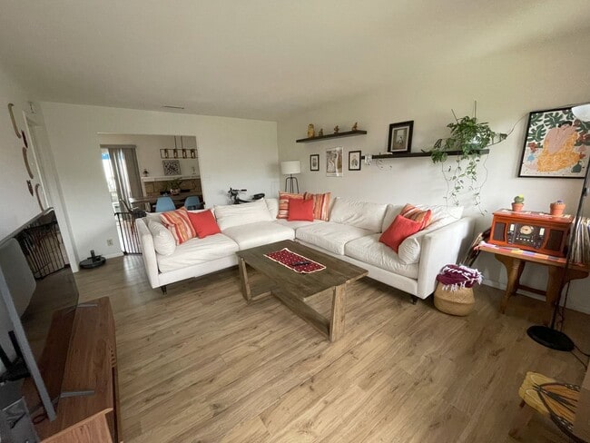 Building Photo - Beautiful single story 3 bedroom w/2 parki...