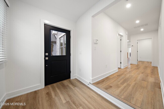 Building Photo - 427 Hoyt St