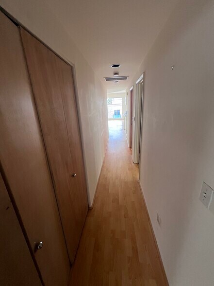 hallway - 4302 Ocean Dr