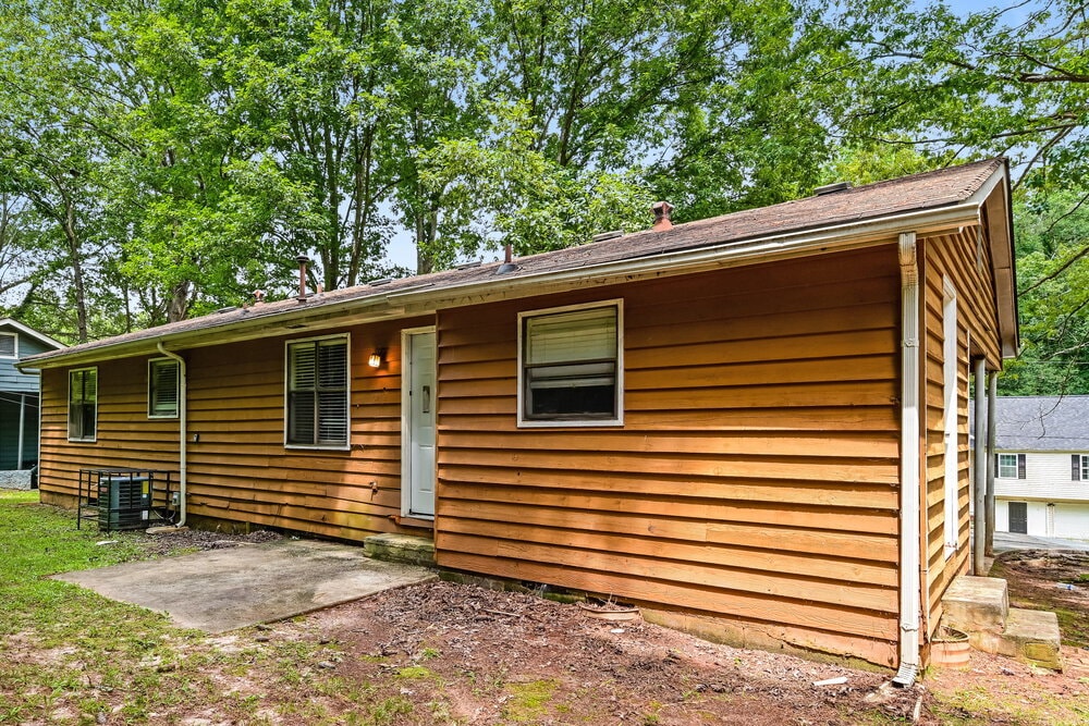 Building Photo - 3201 Chippewa Dr