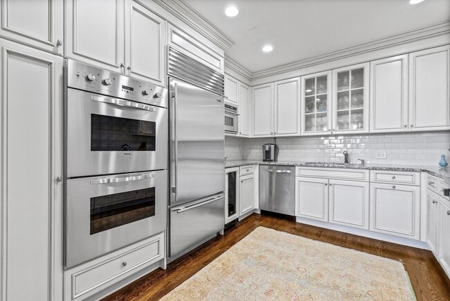 Building Photo - 348 Beacon St