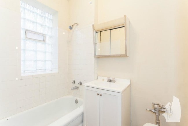 Building Photo - 622.5 W Barry Ave