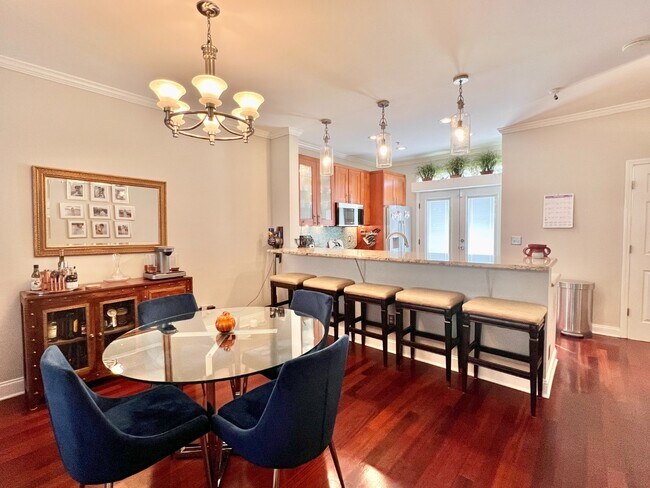 Building Photo - UPTOWN TOWNHOUSE!