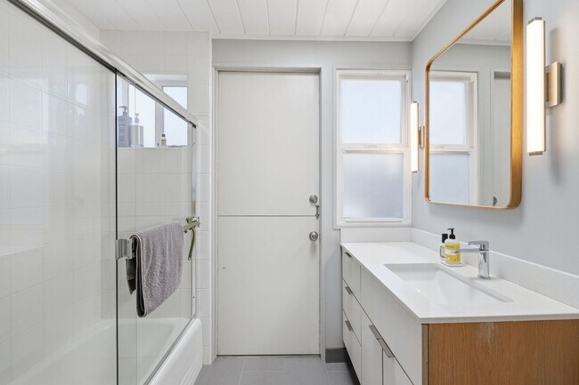 Building Photo - Beautifully Remodeled, Furnished 3 Bed + Office, 2 Bath Home- Available Short Term Only!