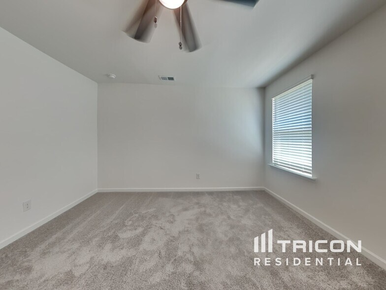 Building Photo - 2464 Lennox Rd SE