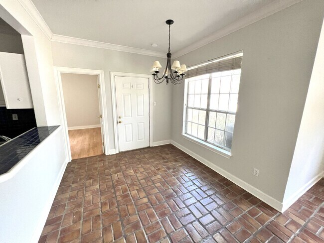 Building Photo - University View Condo, Gated 2 Bedroom Condo For Rent, Near LSU