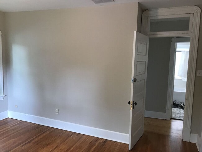 Building Photo - DO NOT MISS! Four-Bedroom Single Family Ho...