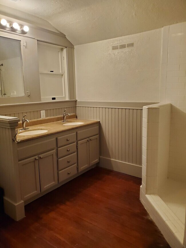 Building Photo - For Rent – Spacious 4 Bedroom Victorian Home | 2,528 Sq Ft