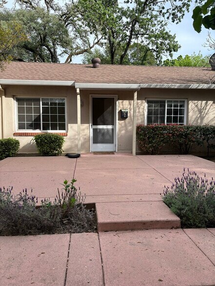 Private patio - 80 College Way