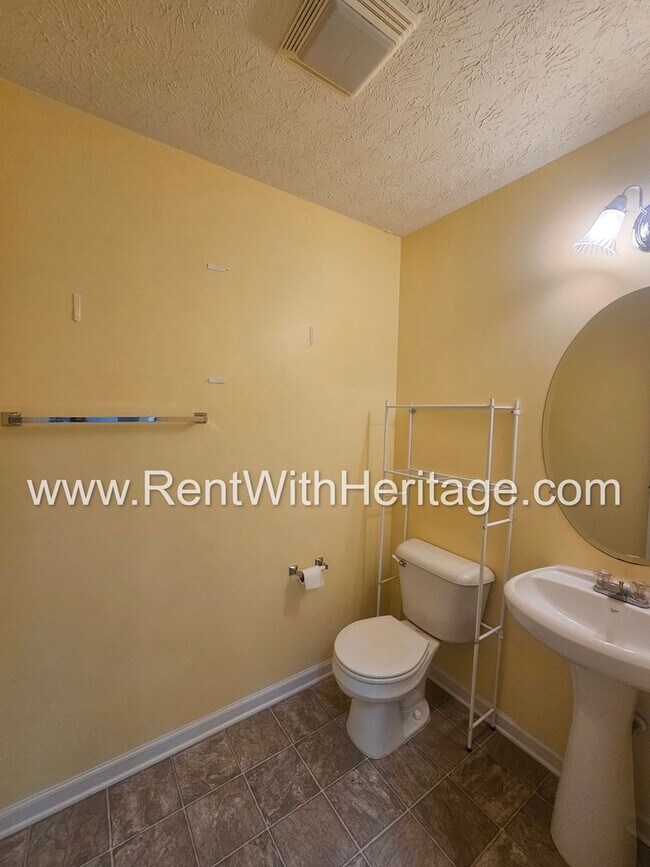 Building Photo - Gorgeous 5 bedroom, 2.5 bath / Attention t...