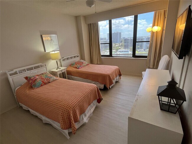 Building Photo - 3505 S Ocean Dr