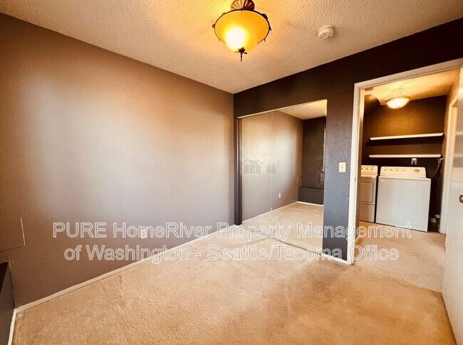 Building Photo - 4215 N Vassault St