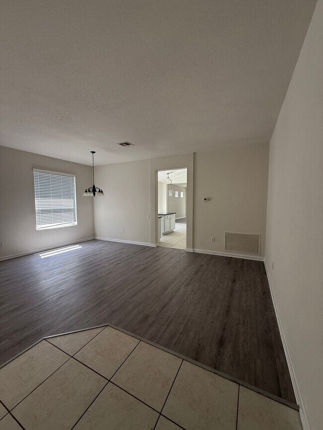 Building Photo - Come View This Amazing 3 Bed 2 Bath Single...