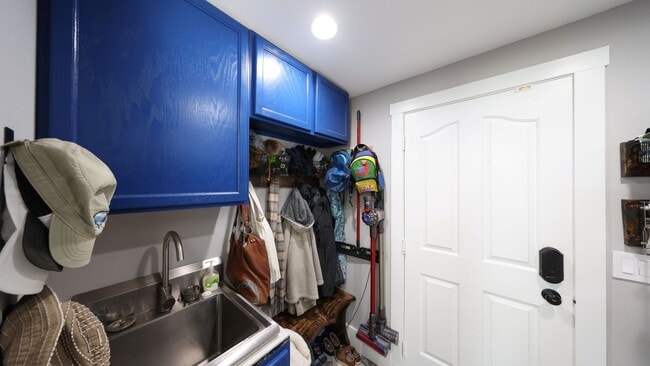 Building Photo - 3 Bed 3 Bath - Upgrades Throughout - Matur...