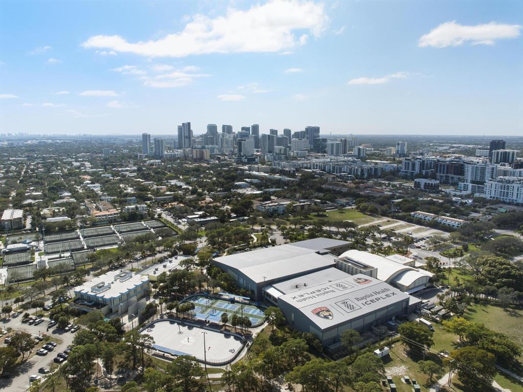 Building Photo - 1709 NE 8th St