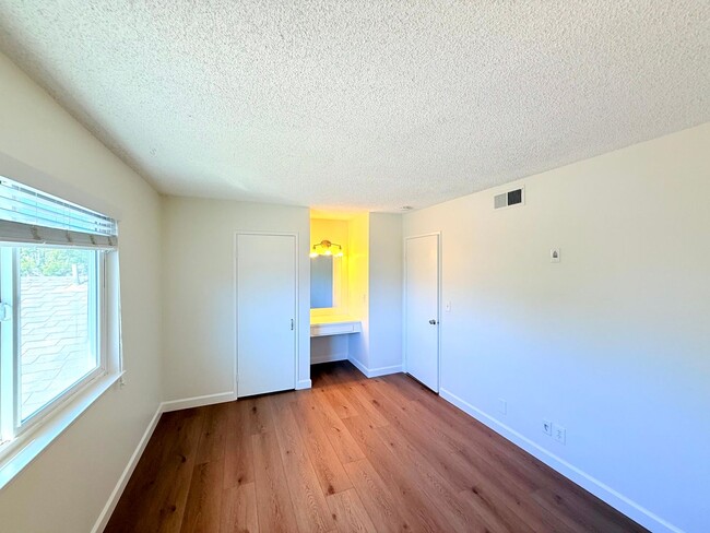 Building Photo - Fantastic Renovated 2 story - 2 bed + 1 ba...