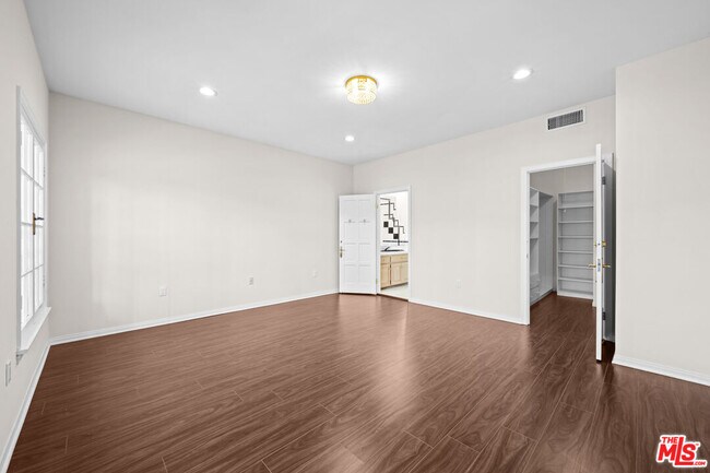Building Photo - 224 S Palm Dr