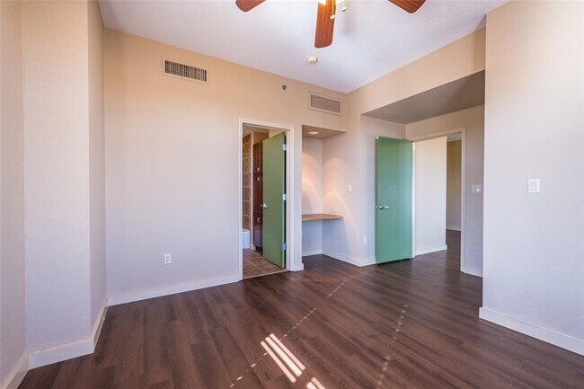 Building Photo - 711 W 26th St